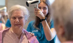 senior qui se fait aider par une auxiliaire de vie