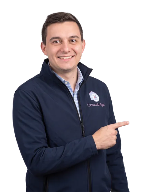 Paul, responsable d’agence ColombAge, désigne le formulaire de devis
