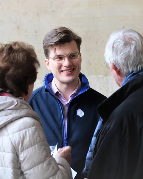 Un conseiller ColombAge avec des seniors