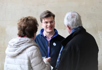 Un conseiller ColombAge avec des seniors