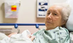 Vieille femme malade qui regarde la caméra dans une lit d'hôpital