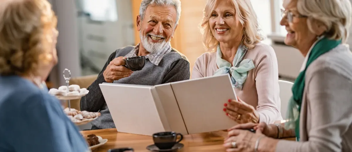Des seniors dans un accueil de jour