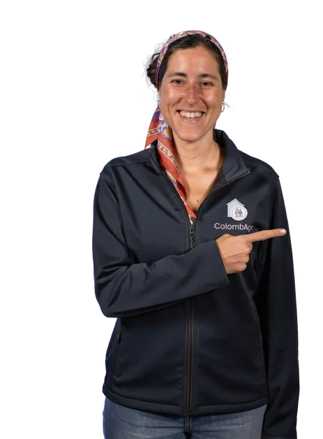 Jeanne, responsable de l’agence de Nantes, désigne le formulaire de devis
