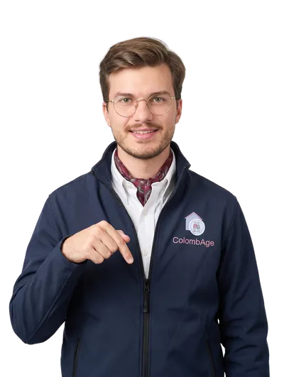 Paul, responsable d’agence ColombAge, désigne le formulaire de devis