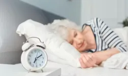 senior dort avec un réveil