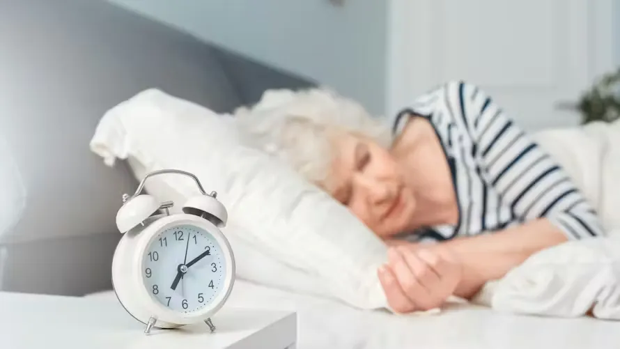 senior dort avec un réveil
