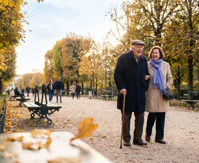 Une auxiliaire de vie partage un moment de conversation avec une personne âgée
