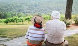 Couple de personnes âgées qui profite de la vie à domicile