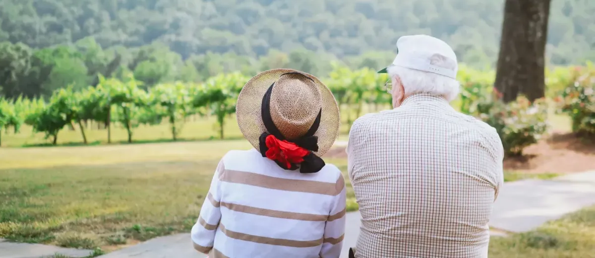 Couple de personnes âgées qui profite de la vie à domicile