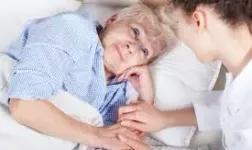 auxiliaire rassurante avec une senior